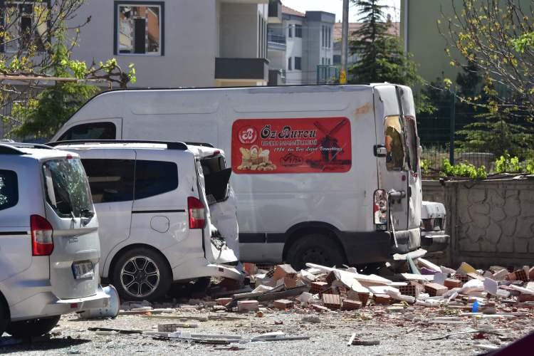 <p>Gün ağardıktan sonra patlamada oluşan hasarın boyutu gözler önüne çıktı.</p>
<p>Patlamayla İkram Apartmanı başta olmak üzere çevresindeki apartmanlardaki dairelerin çoğu ile site bahçesi ve cadde kenarında park halinde olan araçlarda hasar oluştuğu görüldü.</p>
<p> </p>