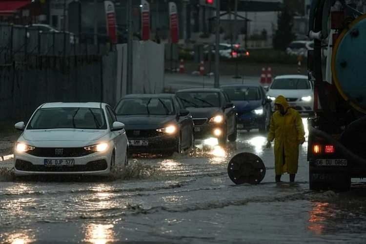 <p>Meteoroloji uzmanları, bu hafta boyunca yurdun büyük bölümünde yağışlı havanın hakim olacağını, özellikle öğleden sonraları yerel gök gürültülü sağanak yağışların beklendiğini duyurdu. Ayrıca ani sıcaklık değişimlerine karşı da dikkatli olunması gerektiği vurgulandı.</p>