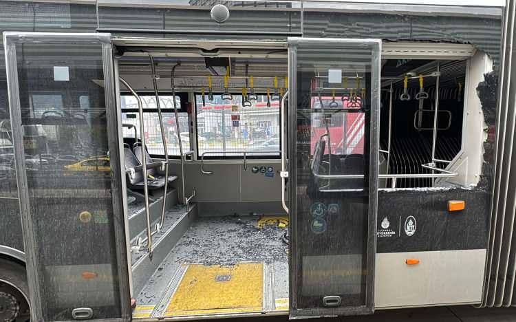 <p>Beylikdüzü Haramidere Sanayi Metrobüs durağında dün 16.00 sıralarında yaşanan metrobüs kazası yürekleri dağladı. </p>