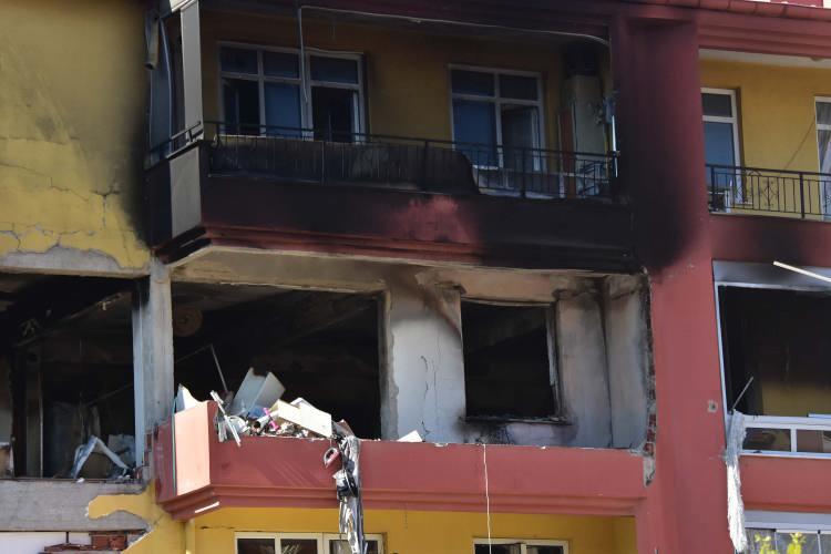 <p>“Gece uyuduk. Bir anda patlama oldu. Biz dedik, ‘Herhalde deprem oluyor.’ Camdan gördüğümüzde evi alevler almıştı. Doğal gaz patlaması olduğunu duyduk ve dışarı çıktık. Yardımcı olmaya başladık. Biz de bekliyoruz, şu an nedir durum, tam bilmiyoruz. Duyduğumuza göre 1'i ağır, 13 yaralı varmış. Biraz hasar var binalarda, camlar patladı. Komşularımızın araçlarında hasar var. Patlamanın olduğu yerde de 1 kişi varmış ve yan daireye de sıçrayınca yaralı sayısı artmış.”</p>
<p> </p>