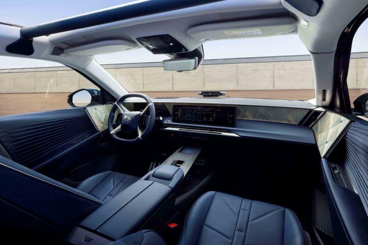 <p> DS Automobiles tarafından Fransa Cumhurbaşkanlığı için özel olarak geliştirilen yüzde 100 elektrikli Presidential DS No8 modeli, Zafer Günü töreninde ilk kez otomobilseverlerin karşısına çıktı.</p>