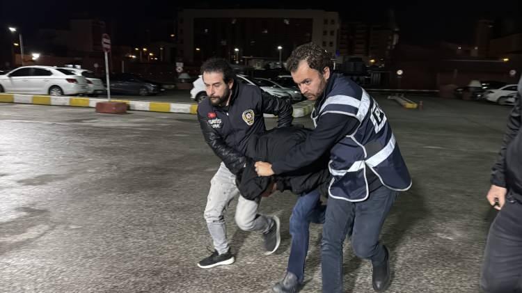 <p>Binanın güvenlik kameralarını inceleyen polis ekipleri, saat 17.00 sıralarında apartmana giren ve saat 22.00 sıralarında yeniden çıkan yüzünde maske, gözlük ile başında şapka ve elinde poşet bulunduran kişiyi tespit etti. </p>