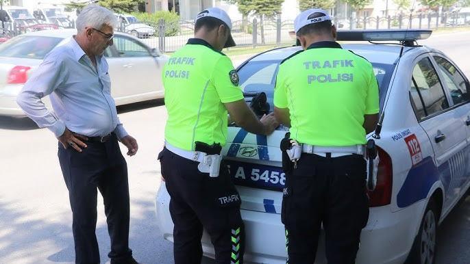 <p>Halihazırda alkollü araç kullanılması halinde ehliyet sahipliğini kısıtlayan madde artık sürücünün trafik güvenliğini tehlikeye atan bir vukuata karışmadığı durumlarda bile hapis cezası almasına imkan tanıyacak.</p>