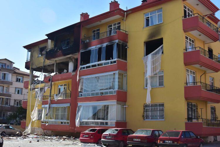 <p>Ramazan Kutlu ise “Duyduğumuza göre patlamanın olduğu evde oturan yalnızmış. Eşiyle 1-2 tartışmasına tanık olduk. Tabii bu tartışma 6 ay kadar oldu. Eşi de 2-3 ay önce ayrılmış. Şimdi geldiğimde duydum ben de 'Gelirsen gel gelmezsen evi de yakacağım. Kendimi de yakacağım' şeklinde bir mesaj atmış eşine. Sonrasını bilmiyoruz. Patlama oldu zaten. </p>