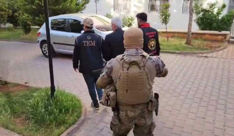 <p><strong><span style="color:rgb(178, 34, 34)">FETÖ ELEBAŞININ VİDEOLARIYLA BAĞLILIK HEDEFİ</span></strong></p>
<p> </p>
<p>Gezi adı altında yurt dışına götürülen ve örgüt evlerinde kalan öğrencilere FETÖ'nün videoları izletilerek bağlılık oluşturulmaya çalışıldığı, "sorumlu kişi" adı verilen mentörler tarafından 2 yıl boyunca takip edildiği, örgütü benimseyenlere "cemaat" adını verdikleri, örgüte karşı bağlılık hissetmeyenlere ise "vifak" dedikleri ortaya çıktı.</p>
<p>Mentörlerin vifak grubunda yer alan öğrencileri ise kendi içlerinde A ve B olarak kategoriye ayırdıkları öğrenildi.</p>
