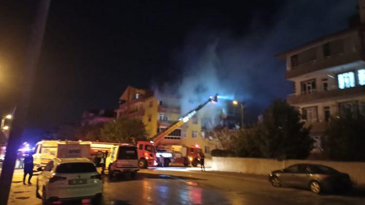 <p><strong>BİNANIN 3'NCÜ KATINDA DOĞAL GAZ PATLAMASI MEYDANA GELDİ</strong></p>
<p>Olay, saat 02.00 sıralarında Karatay ilçesi Menzil Caddesi'nde bir apartmanın 3'ncü katında meydana geldi. Binanın 3’üncü katında meydana gelen patlamanın ardından yangın çıktı. </p>