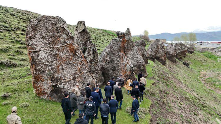 <p>Bölgenin sit alanı olduğunu hatırlatan Vali Karakaya, <strong>"Nemrut kalderasıyla ilgili yaptığımız daha üst boyutlu milli park, jeopark çalışmasının içerisinde değerlendireceğiz. Vatandaşlarımızın en güzel şekilde burada da fotoğraflar vererek, sevdikleriyle birlikte ziyaret etmekten mutlu olduğu bir alan haline getirilmesi için çalışmalar yapacağız."</strong> dedi</p>