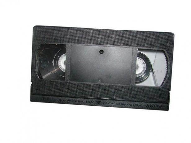 <p><span style="color:#B22222"><strong>VHS</strong></span></p>
