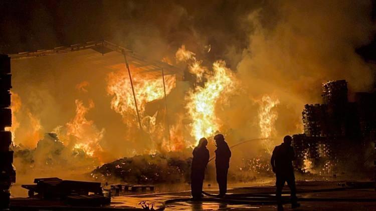<p>Bursa’da faaliyet gösteren bir palet fabrikasında çıkan yangın, itfaiye ekiplerinin müdahalesiyle ormanlık alana sıçramadan söndürüldü.</p>
<p> </p>