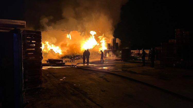 <p>Yangın, merkez Nilüfer ilçesi Tahtalı Mahallesi 507. Sokak üzerinde faaliyet gösteren bir palet fabrikasında meydana geldi. </p>