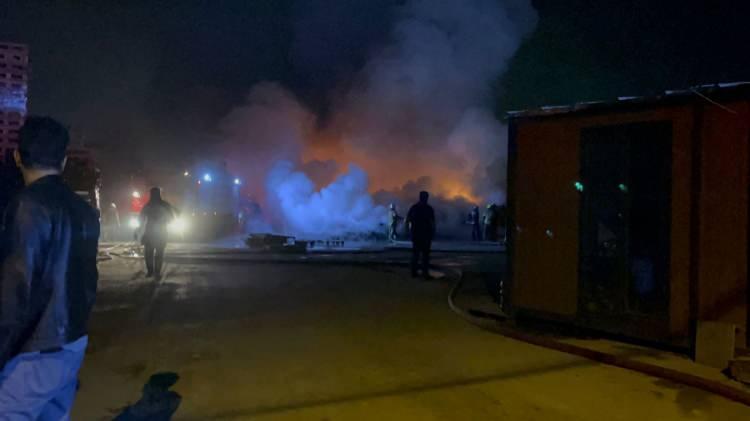 <p>İhbar üzerine olay yerine çok sayıda itfaiye, polis ve sağlık ekibi sevk edildi. İhbar üzerine olay yerine gelen itfaiye ekipleri yangını söndürmek için yoğun çaba sarf etti. Alevlerin geceyi aydınlattığı yangın, itfaiye ekiplerinin yaklaşık 2 saatlik çalışmasıyla kontrol altına alınarak söndürüldü. Yangında can kaybı bulunmazken, palet fabrikasında maddi hasar oluştu.</p>
<p> </p>