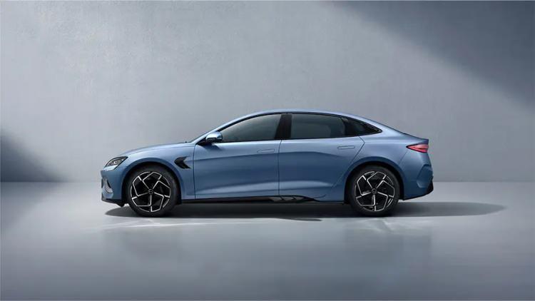 <p>Açıklamada görüşlerine yer verilen BYD Türkiye Genel Müdürü İsmail Ergun, modeli ilk olarak Aralık 2024'te dört tekerlekten çekiş sistemine sahip çift motorlu "AWD" versiyonuyla satışa sunduklarını belirtti.</p>
