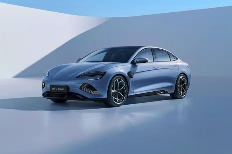 <p>Lansman dönemine özel 1 milyon 850 bin liralık tavsiye edilen satış fiyatına sahip BYD SEAL Design, yüzde 10 ÖTV dilimine giren bir sedan model olarak Türk tüketicileri için önemli bir alternatif olacak.</p>
