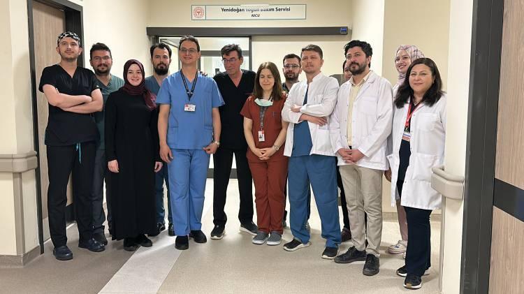 <p>Yenidoğan Uzmanı Dr. Musa Turgut ise çok nadir görülen bir durum olduğunu belirterek, “Boynundaki ciddi bir solunum darlığı yapan bir süreçten şimdi bebeğimizi taburcu edebilecek bir düzeye gelebildiğimiz için çok memnunuz. Emeği geçen herkese tekrar tekrar teşekkür ederim” ifadelerini kullandı.</p>
