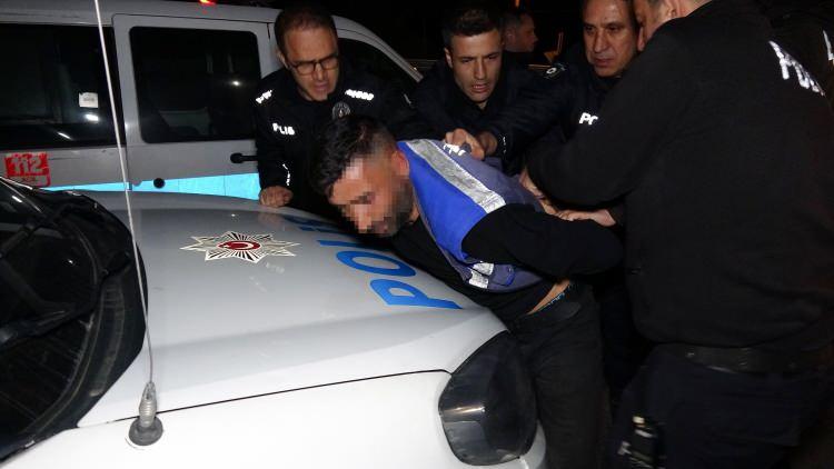 <p>Takip sırasında polis aracı, önünde ilerleyen TIR'a çarpmaktan son anda kurtuldu. Ekipleri alarma geçiren Orhan E., yarım saat süren takibin ardından Aşkale Uygulama Noktasında silah doğrultularak durdurulabildi.</p>
