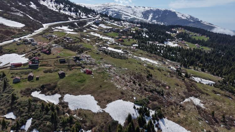 <p>Trabzon ve Giresun il sınırlarında yer alan 2 bin 182 rakımdaki Sis Dağı Yaylası'nda geçtiğimiz mart ayında gerçekleşen çığ felaketinin boyutu yaylada karların erimesiyle ortaya çıktı. </p>
