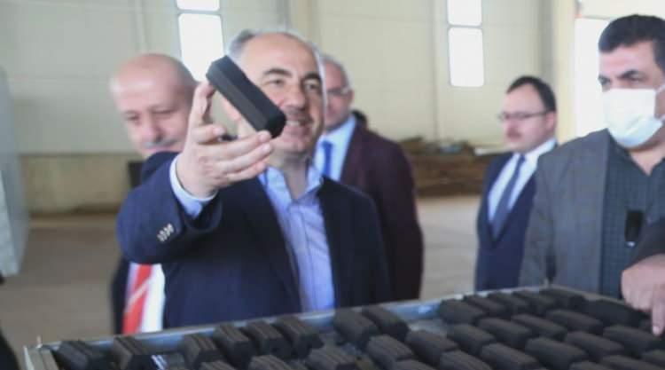 <p>Rize Belediyesi’nin çay çöpü liflerinden mangal kömürü ve elektrik enerjisi ürettiği çevreci projesi, Sanayi ve Teknoloji Bakanlığı’nın Verimlilik Proje Ödülleri’nde 'Sürdürülebilir Üretim Yöntemlerinde Verimlilik' kategorisinde, Türkiye ikinciliğine layık görüldü.</p>