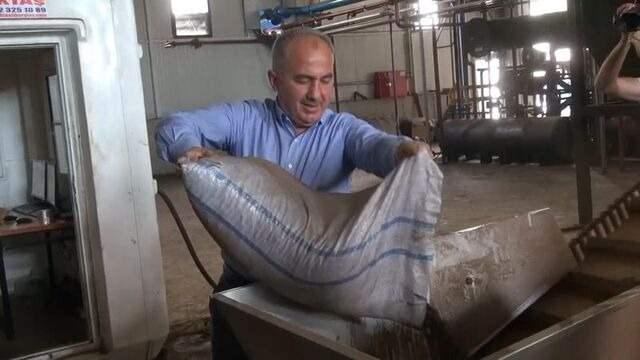 <p>Mangal kömüründe aylık 100 ton civarında satışı oluyor. Kapasite artırımına gittik. Zaman zaman Almanya ve İngiltere’ye gönderim yapıyoruz. Çünkü içerisinde metan gazı yok, ağaç katledilerek yapılmıyor. Sıfır atık olarak çay liflerinin geri dönüşümüyle kazanıldığı için projeye layık görüldü" dedi.</p>

