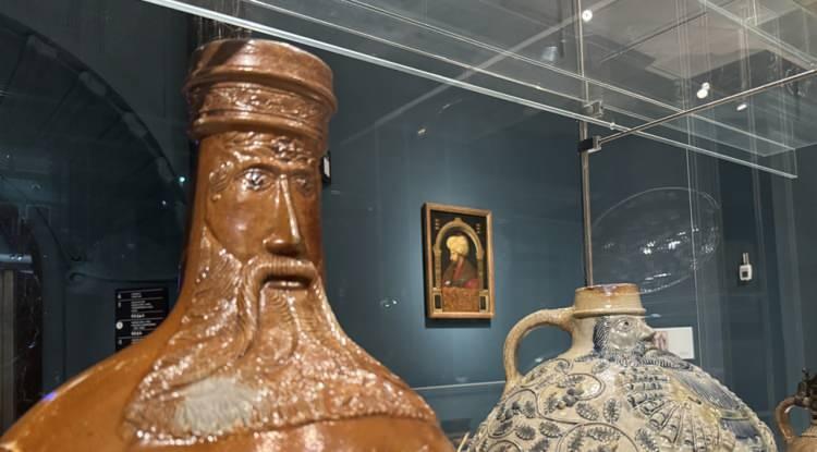 <p>Bellini, 1479-1481 arasında İstanbul'da kaldı. Osmanlı halkının kıyafetlerini ve dönemin manzaralarını da tuvale taşıyan Bellini, Fatih'in isteğiyle bir portre yaparken bir de bronz madalyon hazırladı.</p>