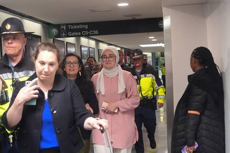 <p>Filistin'e destek verdiği gerekçesiyle 6 haftadır gözaltında tutulmasının ardından serbest kalan Tufts Üniversitesi doktora öğrencisi Rümeysa Öztürk'ün komşuları, Massachusetts eyaletinin Somerville kentindeki evinin önüne çiçekler ve destek mesajları bırakarak geçmiş olsun dileklerini iletti.</p>