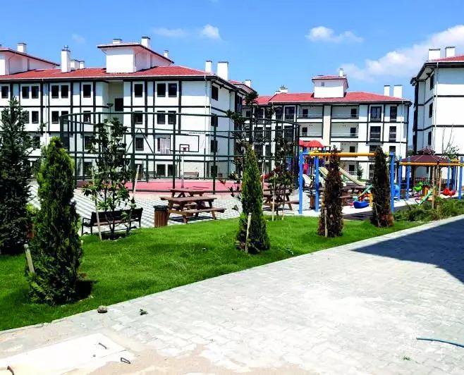 <p>Konut ve iş yerlerini kapsayan bu satışlar, İstanbul ve Ankara'da yapılacak açık artırmalarla gerçekleştirilecek.</p>
<p>Katılımcılar, dilerlerse internet üzerinden de teklif sunabilecek. İhaleye dahil olmak isteyenlerin, en az 50 bin TL tutarındaki katılım teminatını ödemesi gerekiyor. </p>