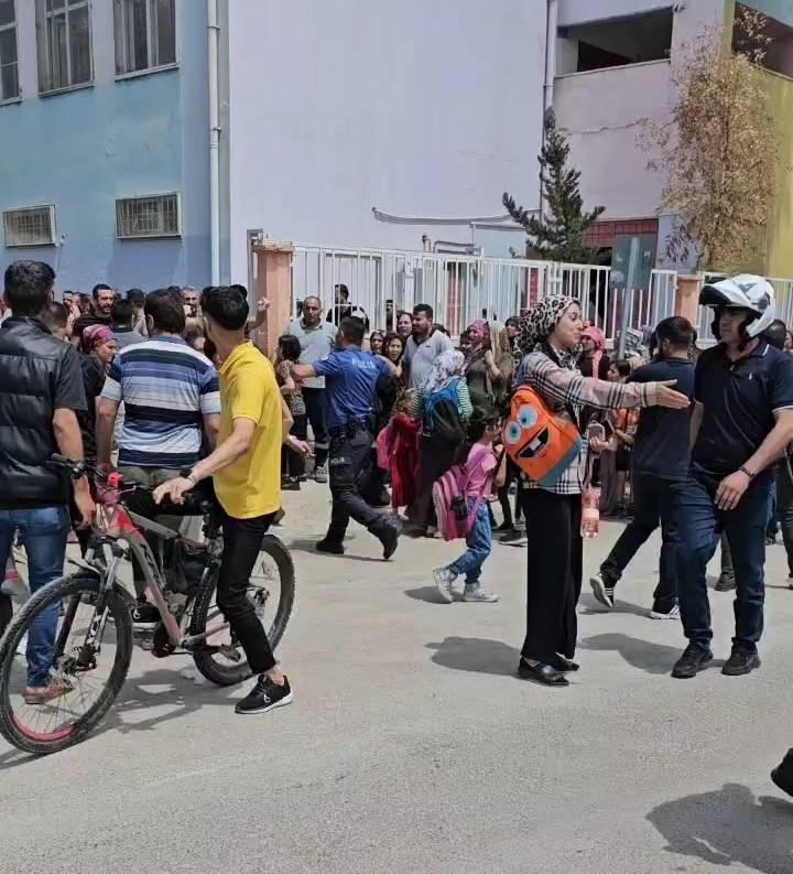 <p>Ateşlenen tabancadan çıkan kurşunların isabet ettiği Yılmaz, yere yığıldı, şüpheli ise kaçtı.</p>
<p> </p>
<p> </p>