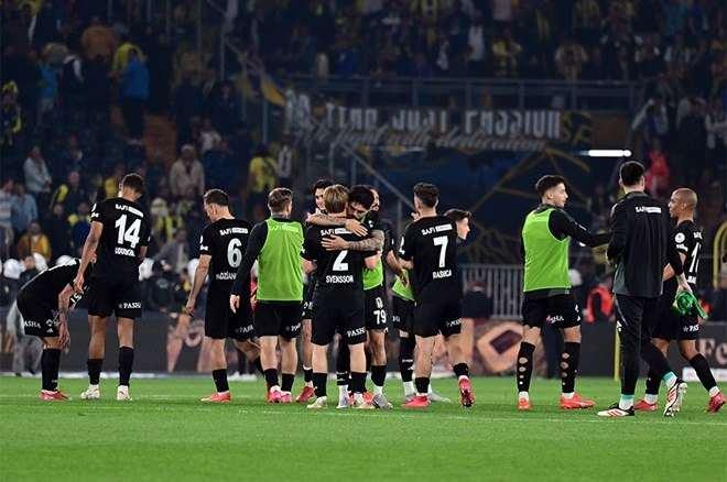 <p>Portekiz basınından A Bola maça ilişkin haberinde,<strong> "Eski Benfica oyuncusu gol attı, Mourinho derbiyi kaybetti ve şampiyonluğa veda etti. Fenerbahçe, evinde Beşiktaş'a 1-0 yenilerek şampiyonluğa adeta veda etti . Jose Mourinho'nun ekibi, bitime 4 hafta kala Galatasaray'ın 8 puan gerisinde yer alıyor. Ole Gunnar Solskjaer önderliğindeki takımda ise Gedson Fernandes ve Rafa belirleyici oldu."</strong> ifadelerine yer verdi.</p>