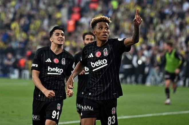 <p>CNN Portekiz ise derbiyle ilgili şu ifadeleri kullandı:<br />
<br />
<strong>"Gedson'ın golü Mourinho'yu şampiyonluktan etti. Jose Mourinho'nun Fenerbahçe'si, pazar günü evinde Beşiktaş'a 1-0 yenildi ve şampiyonluk artık bir hayal."</strong></p>