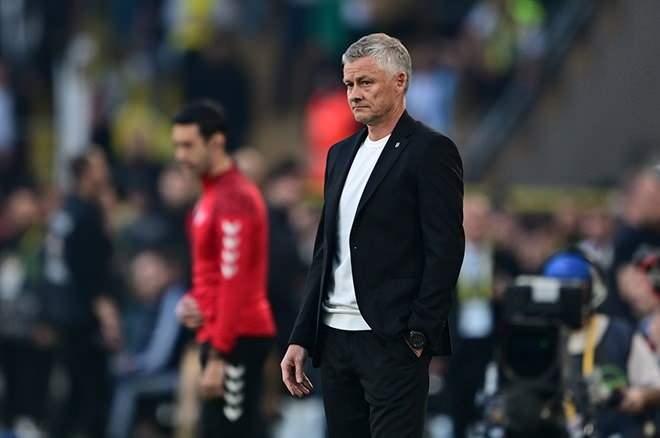 <p>İngiliz basınından Guardian, Gedson Fernandes'in golüne dikkat çekerken haberde, <strong>"Solskjaer'in Beşiktaş'ı Mourinho'nun Fenerbahce'sini yendi. Penaltıyı gole çeviremeyen eski Tottenham oyuncusu Gedson Fernandes, devre bitmeden galibiyet golünü atarak Fenerbahçe'nin şampiyonluk umutlarına son noktayı koydu."</strong> denildi.</p>