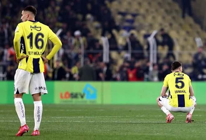 <p>Fenerbahçe ise bu yenilgiyle 75 puanda kaldı, lider Galatasaray ile arasındaki puan farkı da 8'e çıktı.</p>