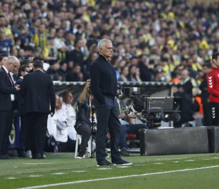 <p>Haberde ayrıca, <strong>"Jose Mourinho'nun Türkiye'deki ilk sezonunu lig şampiyonu olarak tamamlama umudunu neredeyse tamamen sona erdi. Şu anda Galatasaray'ın 8 puan gerisindeler ve 4 maç kala Mourinho şampiyonluğun başka yere gideceğini biliyor."</strong> ifadeleri kullanıldı.</p>