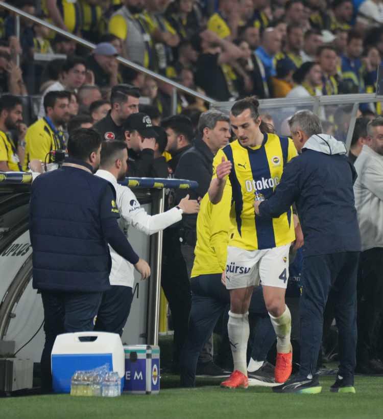 <p>İspanyol basınından Marca ise derbi için oldukça dikkat çekecek şu ifadeleri kullandı:<br />
<br />
<strong>"Mourinho'nun Fenerbahçe'si rayından çıktı, Galatasaray Türkiye Ligi şampiyonluğuna yaklaştı."</strong></p>