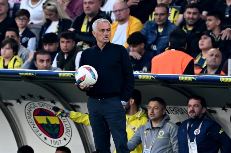 <p>Bu sonuç, Fenerbahçe'nin şampiyonluk şansını da zora soktu. İşte, dev derbinin ardından günün manşetleri.</p>