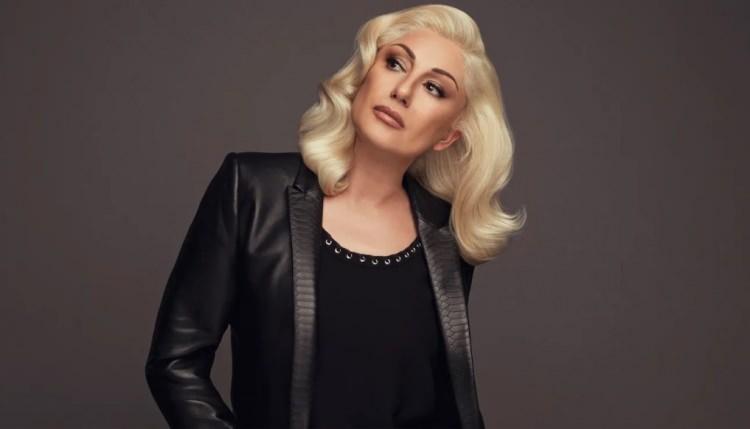 <p><span style="color:#000000">Ersoy, yapay zeka ile oluşturulan görsel materyallere <strong><em>"Geçirdiği rahatsızlıktan dolayı bu hale düştü"</em></strong> notunun eklendiğini ve kendisinin tekerlekli sandalyeye mahkum olmuş gibi sosyal medyaya servis edildiğini belirterek bu nedenle de birçok <em><strong>"geçmiş olsun" </strong></em>telefonu ve mesajı aldığını ifade etti. </span></p>
