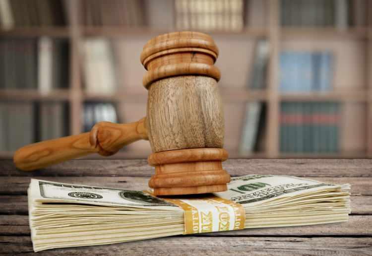 <p>Davalı vekile cevap dilekçesinde karşı tarafın avukatı, müvekkil aleyhine gerçeğe aykırı iddialarla açılan ve iyi niyet, doğruluk, dürüstlük ve özellikle sözleşmeye bağlılık ilkelerine aykırı bulunan davayı kabul etmediklerini, taraflar arasındaki evliliğin davacının şu anda evli olduğu eşi ile müvekkilini aldatması nedeniyle sonlandığını, boşanmayı sağlamak amacıyla davacının müvekkiline aylık bin 500 dolar nafakayı ödemeyi kabul ettiği gerekçesiyle davanın reddini savundu.</p>

