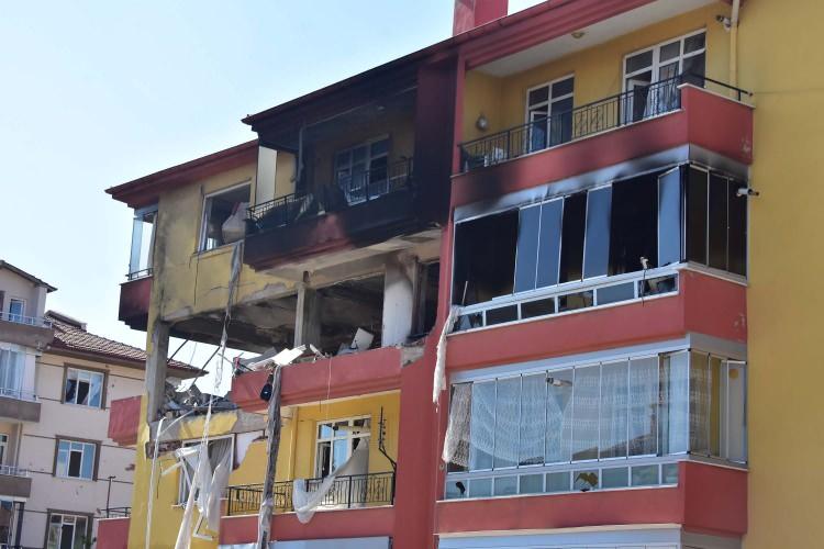 <p>İkram Apartmanı ve diğer site içindeki apartmandakiler tahliye edildi.</p>
<p> </p>
<p>Alevler ise itfaiye ekiplerinin müdahalesiyle kısa sürede söndürüldü.</p>