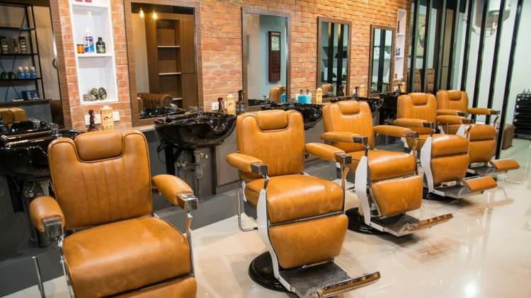 <p>Kuaf&ouml;r ve berberler i&ccedil;i yaptıkları hesap &ccedil;er&ccedil;evesinde telif &uuml;cretinin g&uuml;nl&uuml;k 16 TL'ye denk geldiğini belirten Erg&uuml;l, <em><strong>"Bir mahalle berberinden 12 koltuklu bir kuaf&ouml;rle aynı miktarda &uuml;cret alınması zaten s&ouml;z konusu değil. Kazan&ccedil; ve alan farkı g&ouml;z &ouml;n&uuml;nde bulunduruluyor"</strong></em> dedi.</p>
