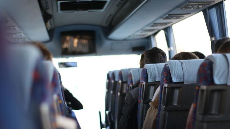 <p>Otob&uuml;slerde ve toplu taşıma ar&ccedil;larında m&uuml;ziğin radyodan bile &ccedil;alsa telif gerektirdiğini s&ouml;yleyen Erg&uuml;l, <em><strong>"O yayın kamuya a&ccedil;ık bir ortamda &ccedil;alındığında ayrı bir telif doğar. Bu kişisel dinleme değil, kamusal bir yayındır" </strong></em>dedi.</p>
