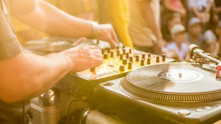 <p>D&uuml;ğ&uuml;n organizayonu yapanlar kar amacı g&uuml;tmeyen bir etkinlikte bunun doğru olmadığını savunuyor. Show Haber'e konuşan D&uuml;ğ&uuml;n Planlama Sitesi kurucusu Emre Kırbıyık, <strong><em>"Mekan kiralanmışsa ve &ccedil;ift m&uuml;zikleri kendi getirdikleri DJ aracılığıyla &ccedil;alıyorsa bu aslında ticariye değil, kendi aralarında eğlenmeye giriyor." </em></strong>şeklinde konuştu.</p>
