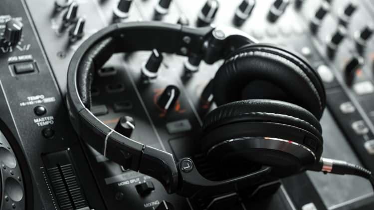 <p>D&uuml;ğ&uuml;n organizat&ouml;r&uuml; Mustafa Bozkurt ise <em><strong>"Bizim Etkinlik Sendikası diye bir sendikamız var. 1000'e yakın &uuml;ye MESAM'a başvurup 'Biz size telif hakkı &ouml;demek istiyoruz. Sanatın ve sanat&ccedil;ının yanındayız' diyerek MESAM'a destek &ccedil;ıktı. Ama k&uuml;&ccedil;&uuml;k işletmeler var. B&uuml;t&ccedil;elerin biraz daha aşağıda olması lazım ki herkes bu telif haklarını &ouml;deyebilsin." </strong></em>dedi.</p>
