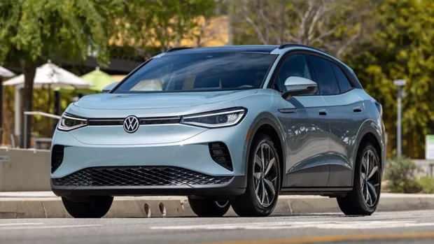 <p><strong>VOLKSWAGEN ID.4</strong></p>
<p>Alman mühendisliğinin gözdesi ID.4, yazılım sorunlarıyla kullanıcıları hayal kırıklığına uğratıyor. Multimedya ekranındaki donmalar, bağlantı kesintileri ve sistem hataları, sürüş keyfini gölgeliyor</p>
