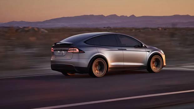 <p><strong>TESLA MODEL X</strong></p>
<p>Elektrikli araç devi Tesla’nın Model X’i, Autopilot ve yazılım sorunları nedeniyle güvenilirlikte sınıfta kaldı. 2016’dan beri 30’dan fazla geri çağırma yaşayan model, 2025’te 2 milyona yakın araçta revizyona gitti.</p>
