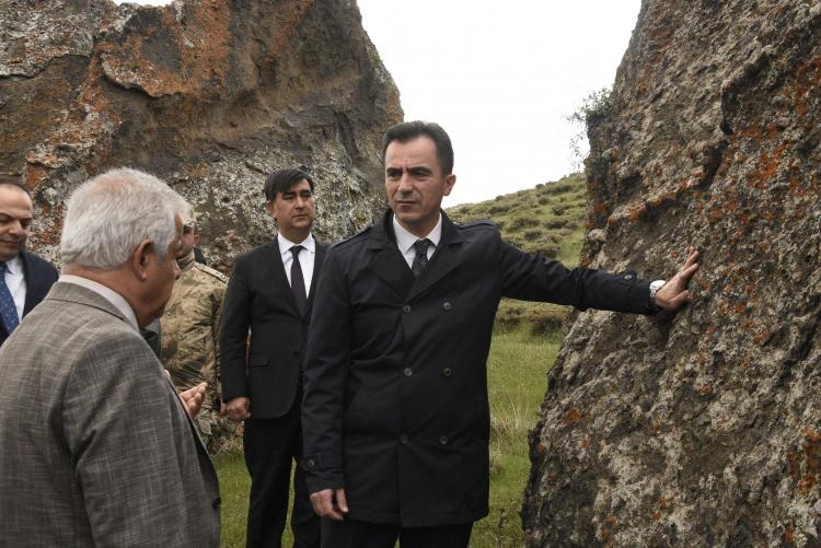 <p>Bitlis Valisi Ahmet Karakaya, Nemrut Krater Dağı çıkışındaki Nemrut develerinin bulunduğu bölgeye giderek yetkililerden bilgi aldı.</p>