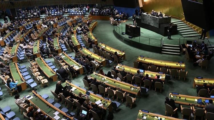 <p>Pakistan'da Başbakan Şerif'in başkanlığında gerçekleşen olağanüstü güvenlik toplantısı sürerken kamuoyundan peş peşe itidal çağrıları geldi. BM, Dünya'nın Hindistan ve Pakistan arasında askeri bir çatışmayı kaldıramayacağını belirtti.</p>