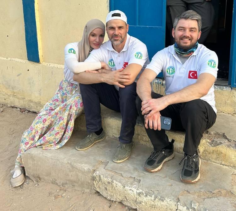 <p><span style="color:#000000">Yardım faaliyetlerine eşi ile beraber devam eden Özçelik, yaptıklarıyla herkesin gönlünü kazanmaya devam ediyor.</span></p>