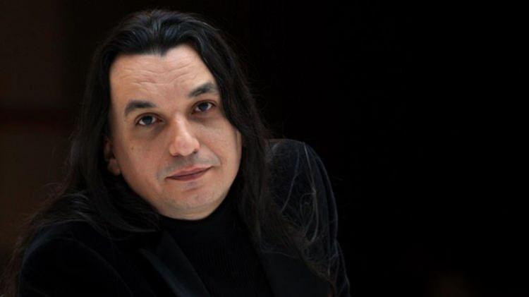<p>Ünlü müzisyen, 'Pusu' ve 'Cendere' eserlerini izinsiz olarak kullanan DJ Mahmut Orhan'a dava açtığını duyurdu.</p>