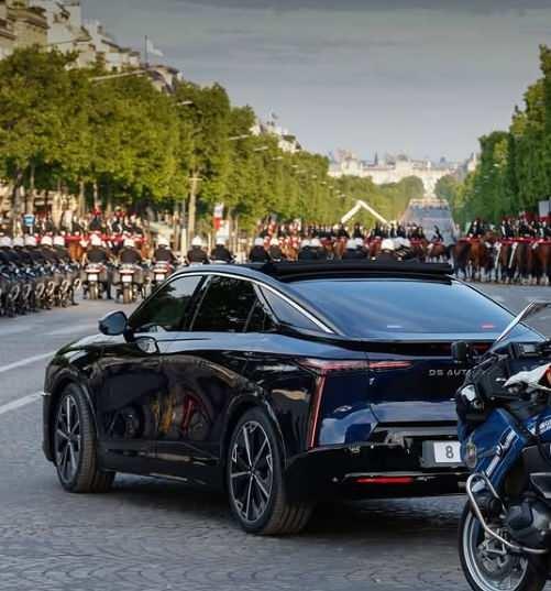 <p>Macron, 2017'de göreve başlama töreninde özel olarak tasarlanan Presidential DS 7 Crossback'le Champs-Elysees Caddesi'nden geçerek halkı selamlamıştı. Kasım 2021'de ise 300 beygir gücündeki E-Tense hibrit motorla donatılan DS 7 Elysee modeli resmi araç filosuna katılmıştı.</p>