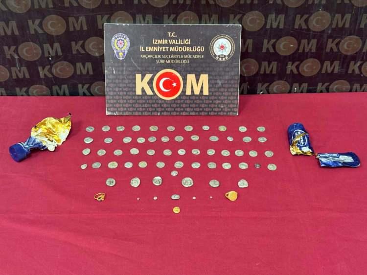 <p>İzmir’in Gaziemir ve Bayraklı ilçelerinde düzenlenen operasyonlar kapsamında havalimanında kontrol edilen 1 valizde diş macunu tüplerine gizlenmiş, 130 sikke, 32 obje ve 2 altın yüzük ele geçirildi. </p>
<p> </p>