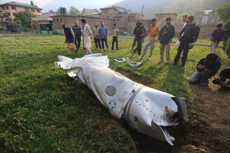 <p>Hindistan'ın Pakistan'da gerçekleştirdiği saldırının ardından, Hindistan'ın Pampore kentindeki Wuyan bölgesinde tanımlanamayan bir hava aracı enkazı bulundu.</p>
