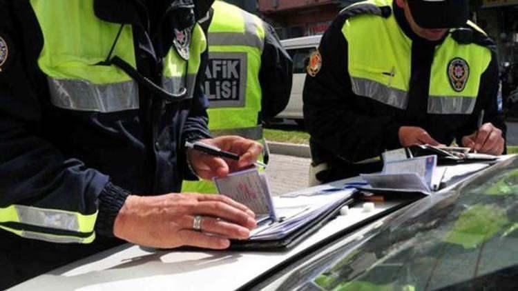 <p>ALKOLLÜ ARAÇ KULLANANA HAPİS CEZASI</p>
<p>Yapılacak değişiklikler ile alkollü ya da uyuşturucu madde etkisinde araç kullandığı tespit edilen sürücülere verilecek cezalarda artırıma gidilecek.</p>